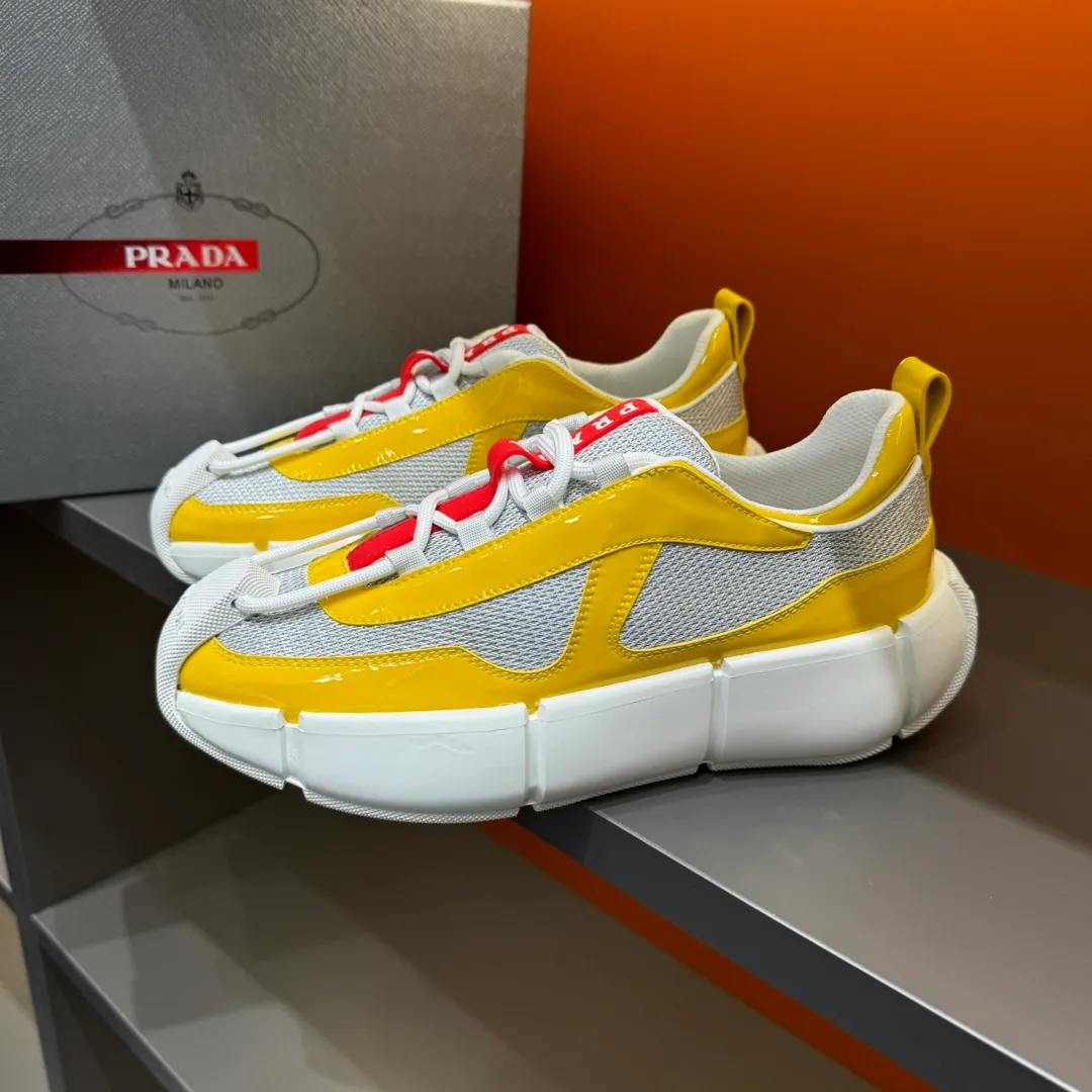 P460 PRADA/Prada men's lace-up leather casual sports shoes, the upper is made of cowhide leather and breathable mesh. It is soft, comfortable and breathable. The tongue is decorated with the PRADA brand letter logo. The thick rubber sole echoes the red label tongue. The style is fashionable and elegant. The details are carefully crafted. A casual sports shoe with a super western style and excellent breathability! Code number 38-45 (45 customized)
